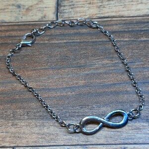 5/25$ Silver Infinity Bracelet E28